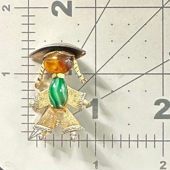 1950s vintage gold tone Asian girl woman green brown art glass figural brooch - Picture 7 of 7
